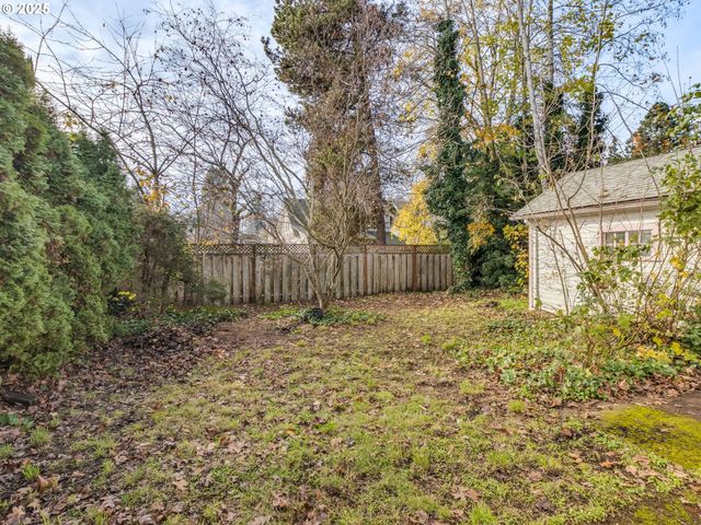 458 W HAYES St, Woodburn, OR 97071