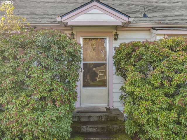 458 W HAYES St, Woodburn, OR 97071