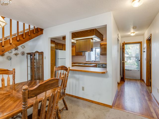 458 W HAYES St, Woodburn, OR 97071