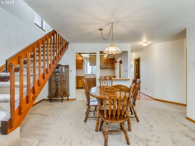 458 W HAYES St, Woodburn, OR 97071