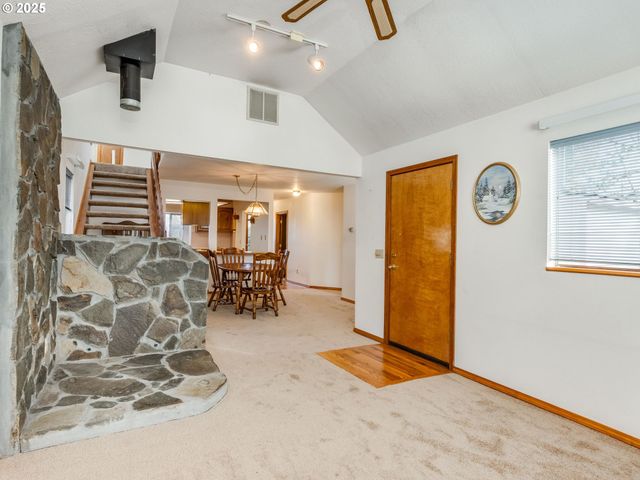 458 W HAYES St, Woodburn, OR 97071