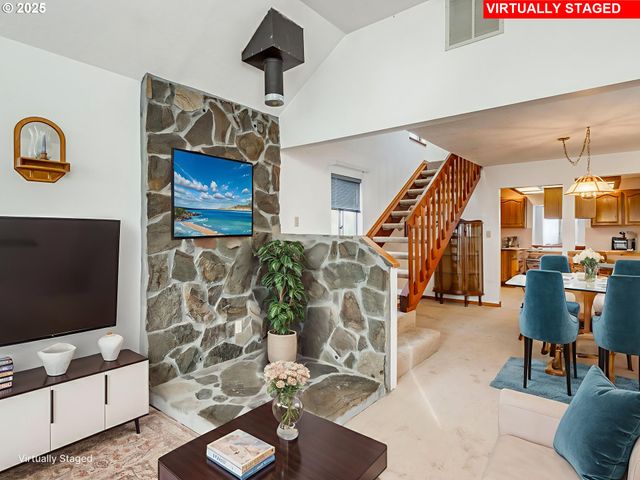 458 W HAYES St, Woodburn, OR 97071