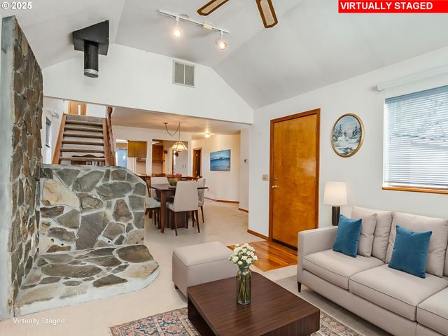 458 W HAYES St, Woodburn, OR 97071