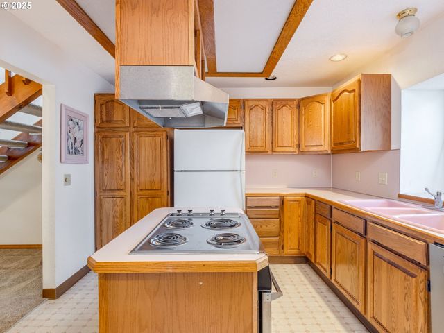 458 W HAYES St, Woodburn, OR 97071