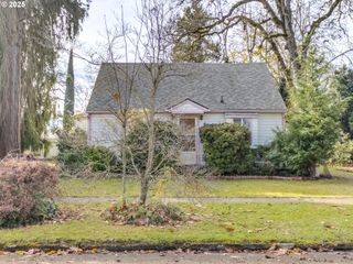 458 W HAYES St, Woodburn, OR 97071
