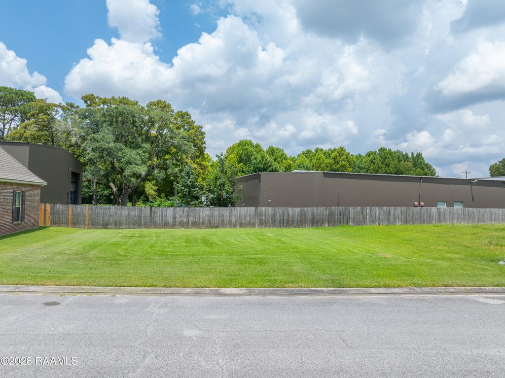 102 Pecan Leaf Drive, Broussard, LA 70518