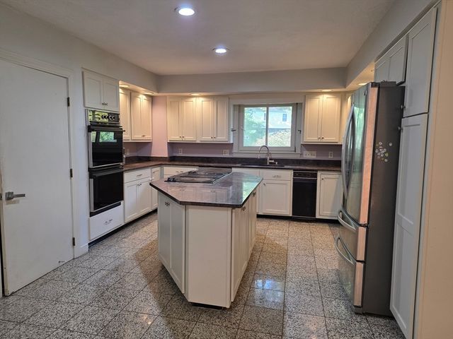 9 Gennaro Cir, Wayland, MA 01778