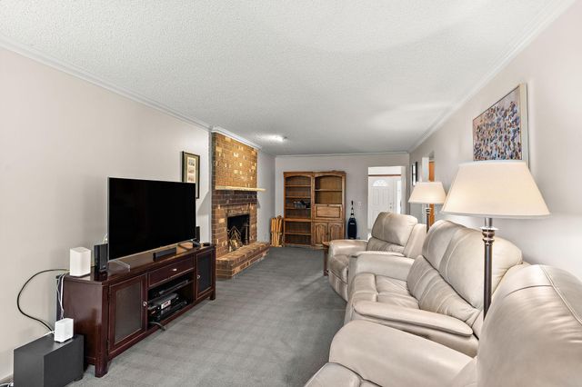 1265 Belmont Lane W, Roseville, MN 55113