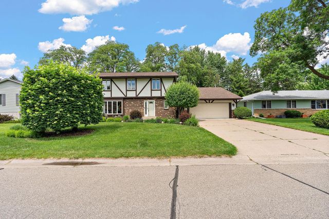 1265 Belmont Lane W, Roseville, MN 55113