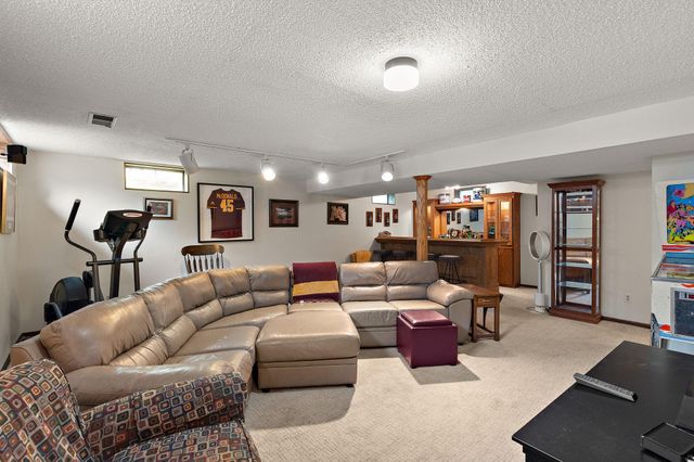 1265 Belmont Lane W, Roseville, MN 55113