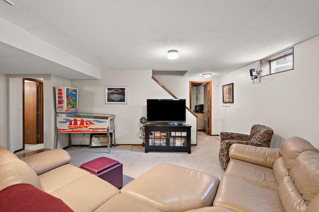 1265 Belmont Lane W, Roseville, MN 55113