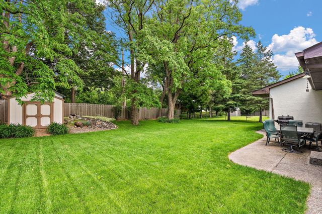1265 Belmont Lane W, Roseville, MN 55113