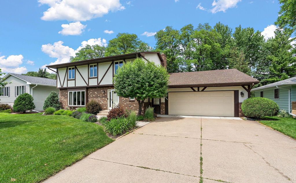 1265 Belmont Lane W, Roseville, MN 55113