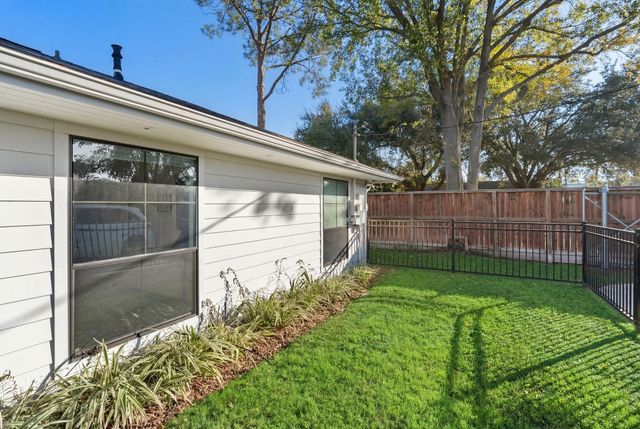 6201 Locke Lane, Houston, TX 77057