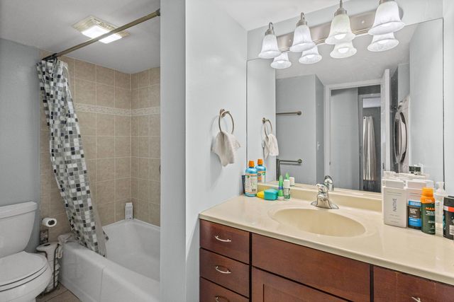 1000 S LORRAINE Road 110, Wheaton, IL 60189