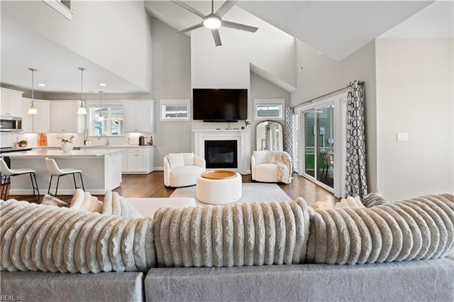 133 Creekfront LN, Suffolk, VA 23435