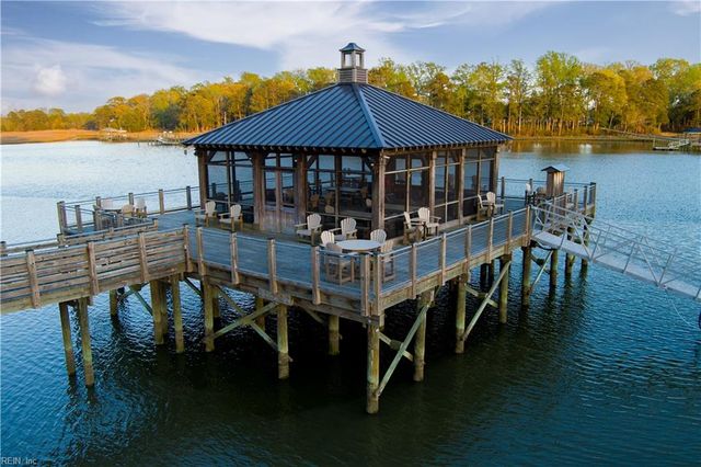 133 Creekfront LN, Suffolk, VA 23435