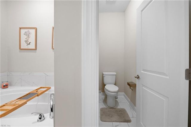 133 Creekfront LN, Suffolk, VA 23435