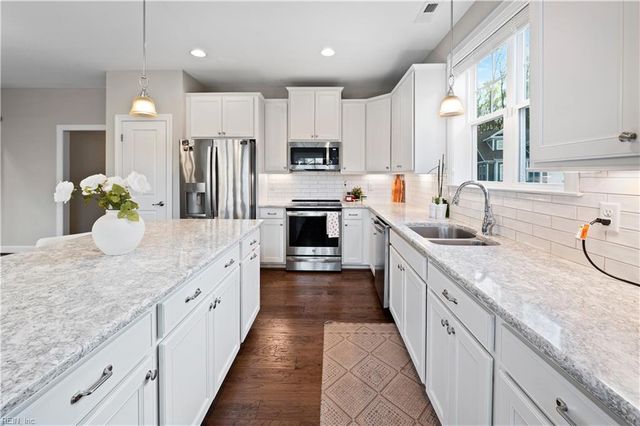 133 Creekfront LN, Suffolk, VA 23435