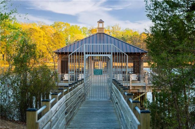 133 Creekfront LN, Suffolk, VA 23435