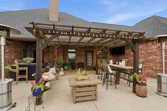 217 Silver Rose Boulevard, Burleson, TX 76028