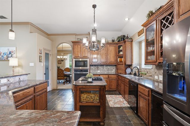 217 Silver Rose Boulevard, Burleson, TX 76028