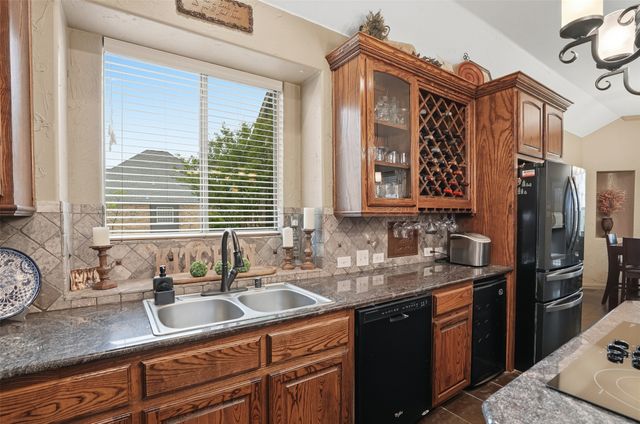 217 Silver Rose Boulevard, Burleson, TX 76028