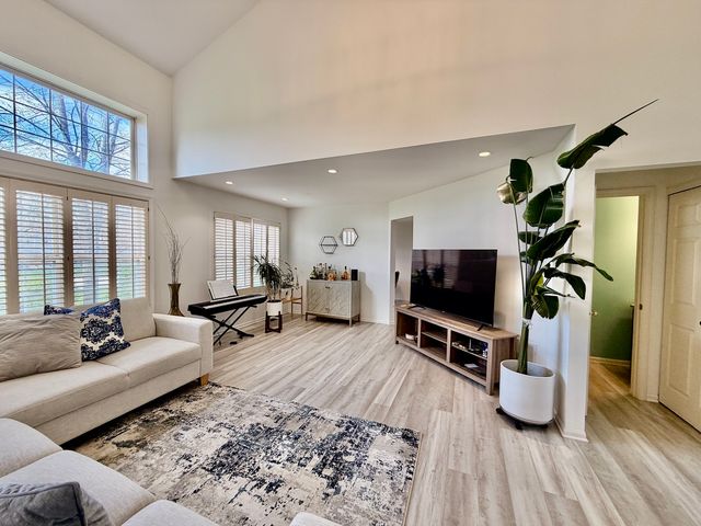 1535 Chatfield Court, Roselle, IL 60172