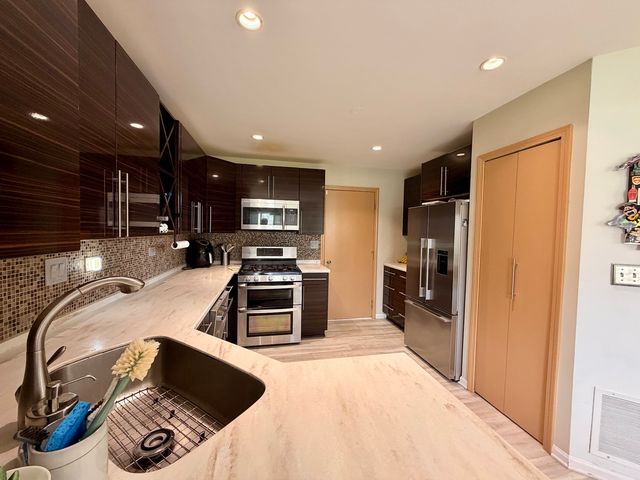 1535 Chatfield Court, Roselle, IL 60172