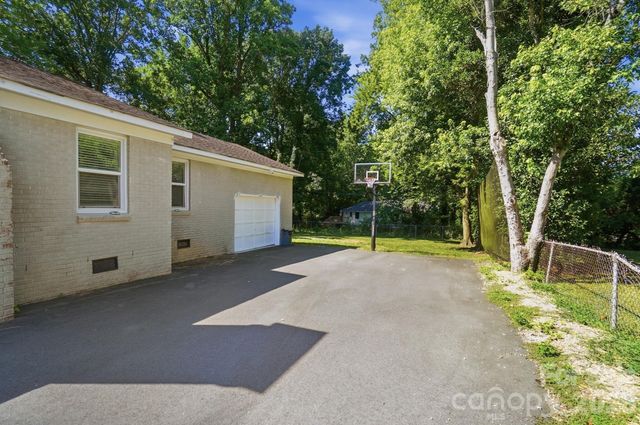 1816 Northcliff Drive, Charlotte, NC 28216