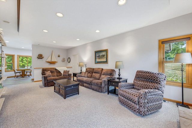 548 Fox River Hills DRIVE, Waterford, WI 53185