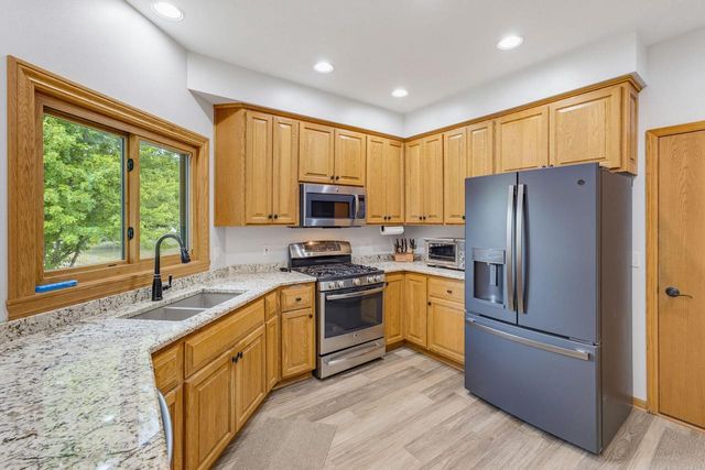 548 Fox River Hills DRIVE, Waterford, WI 53185
