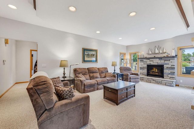 548 Fox River Hills DRIVE, Waterford, WI 53185