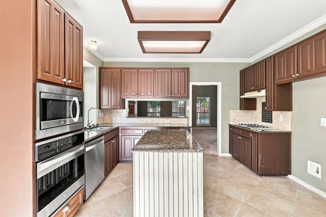 2740 Summertree Drive, Carrollton, TX 75006