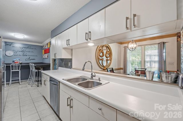 6833 Shiloh Ridge Lane, Charlotte, NC 28212