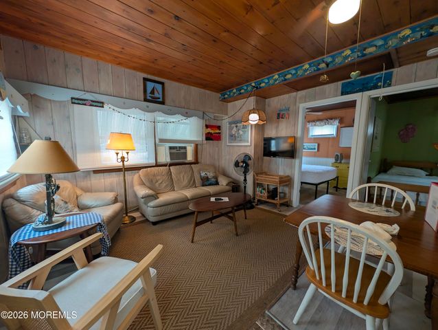 105 W Surf Way, Lavallette, NJ 08735