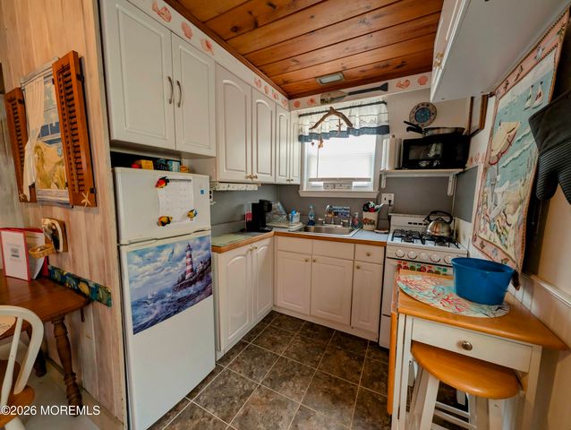 105 W Surf Way, Lavallette, NJ 08735