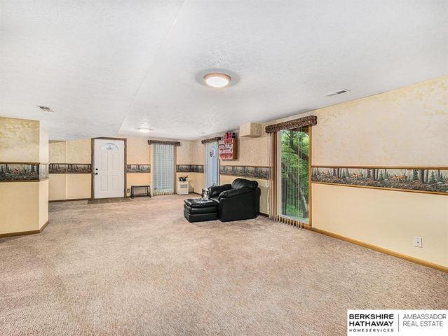 420 Waldruh Drive, Bellevue, NE 68005