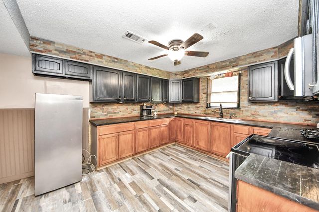 204 S 4th Street, Alvin, TX 77511