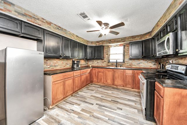 204 S 4th Street, Alvin, TX 77511