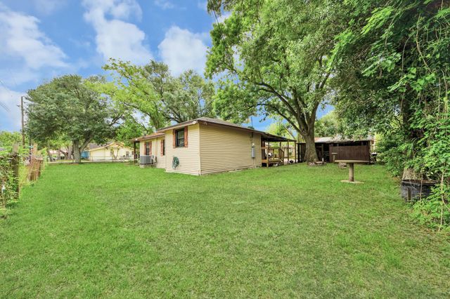 204 S 4th Street, Alvin, TX 77511