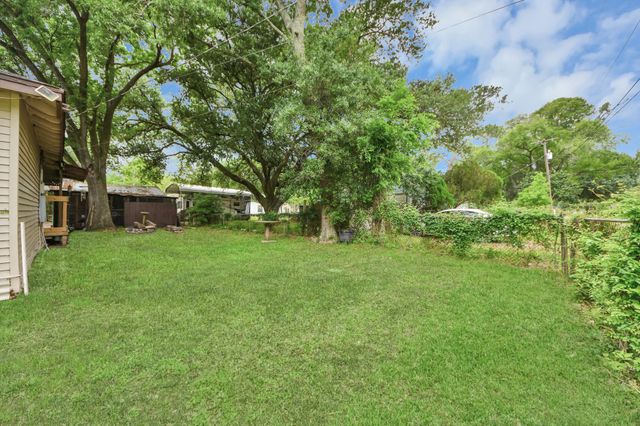 204 S 4th Street, Alvin, TX 77511