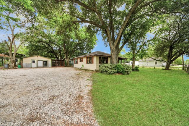 204 S 4th Street, Alvin, TX 77511