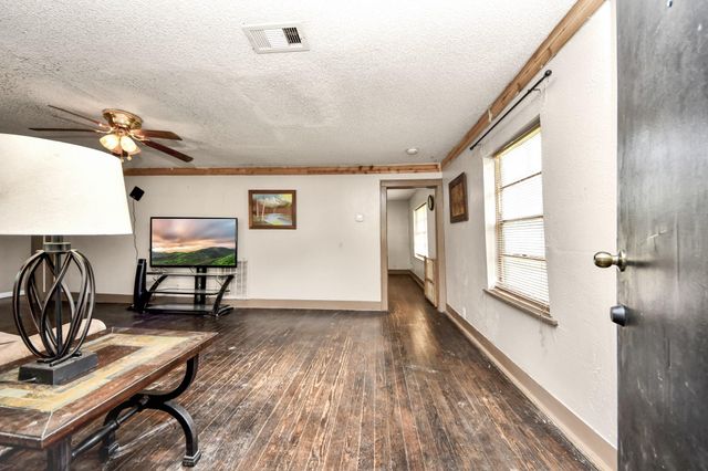 204 S 4th Street, Alvin, TX 77511