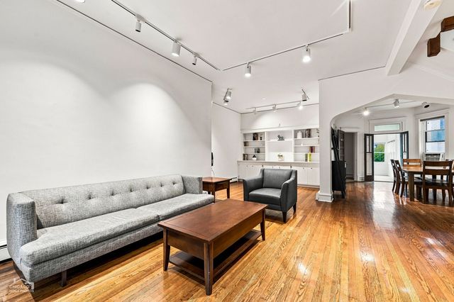 5402 S UNIVERSITY Avenue, Chicago, IL 60615