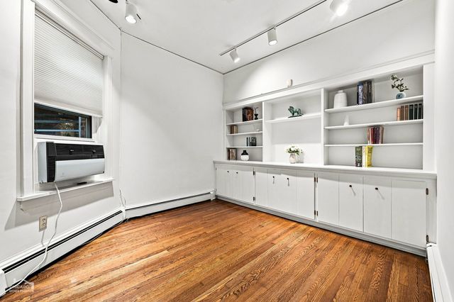 5402 S UNIVERSITY Avenue, Chicago, IL 60615