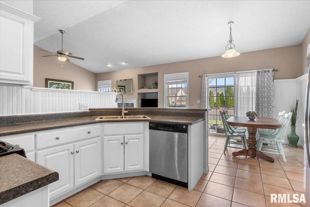 416 Fox Glove Crest, Chatham, IL 62629