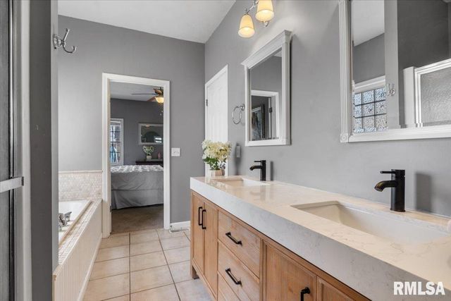 416 Fox Glove Crest, Chatham, IL 62629