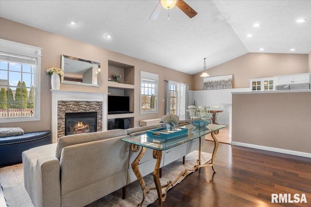 416 Fox Glove Crest, Chatham, IL 62629