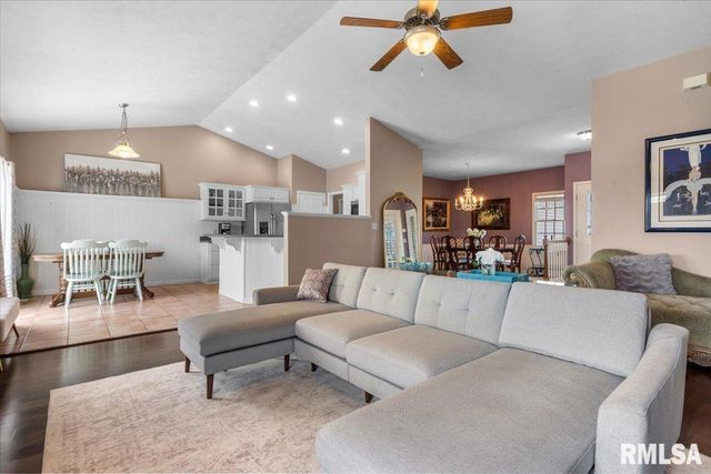 416 Fox Glove Crest, Chatham, IL 62629